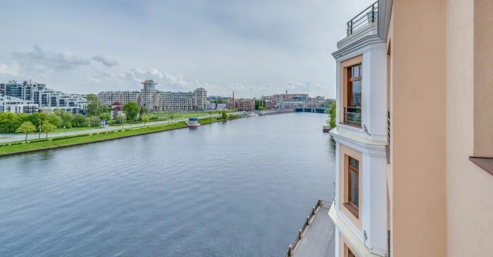 Вид из окна на набережную. Квартира с видом на Неву. Вид из окна на набережную Санкт Петербург. Дома в Петербурге с видом на реку.