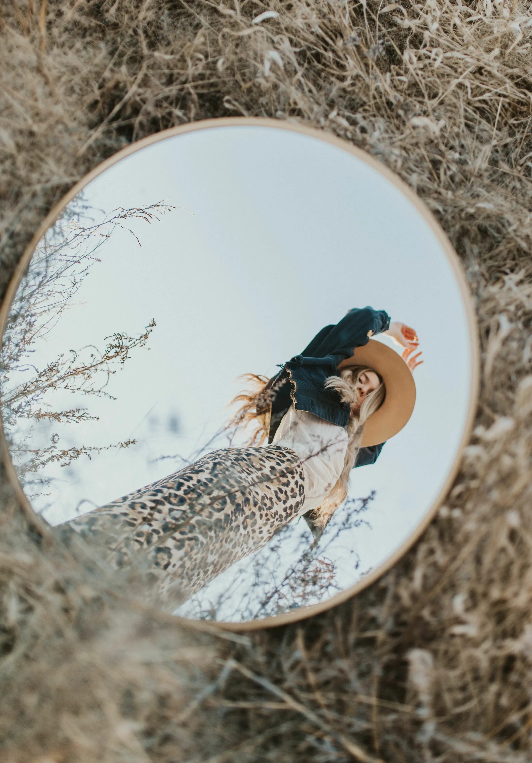 Как идея отражается. Фотосет с зеркалом. Фотосессия с зеркалом на природе. Идеи для фотосессии с зеркалом. Интересные идеи для фотосессии.