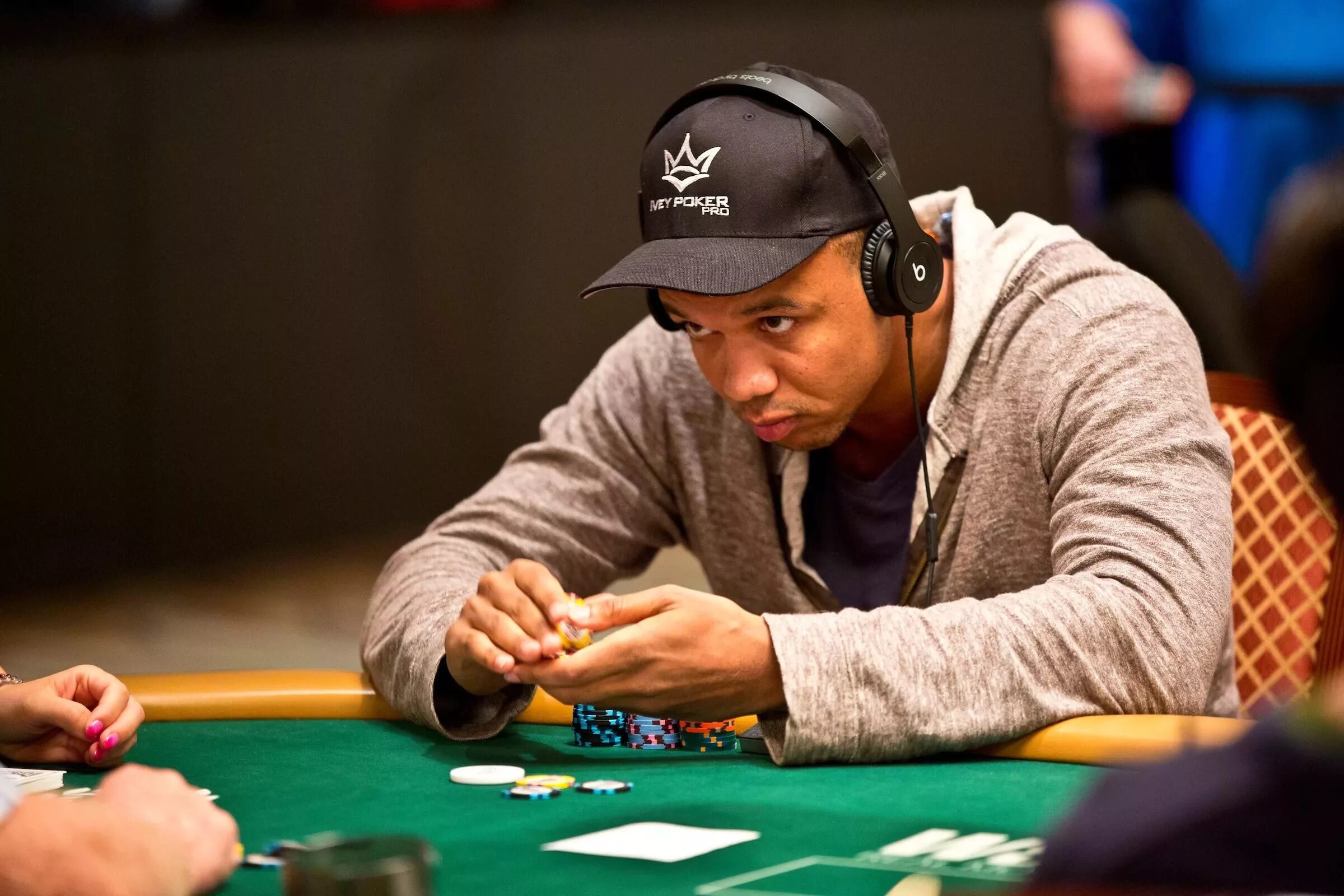 Игрока доле. Phil Ivey. Фил Айви Покер. Фил Айви WSOP 2022.