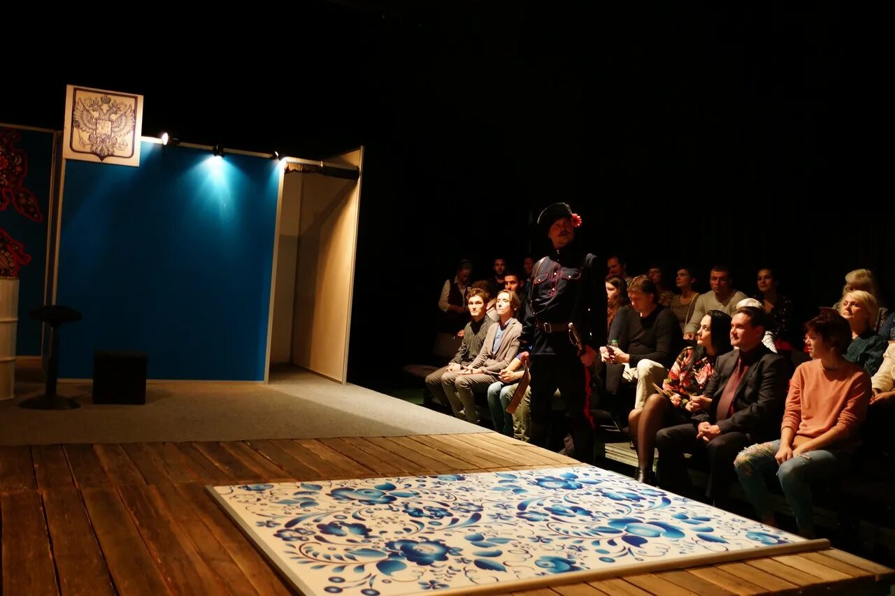 Спектакль чехова медведь. Мелиховский театр чеховская студия актеры. Чеховский театральный фестиваль. Зал музея театральный двор мелихово. Музей чехова мелихово театр.