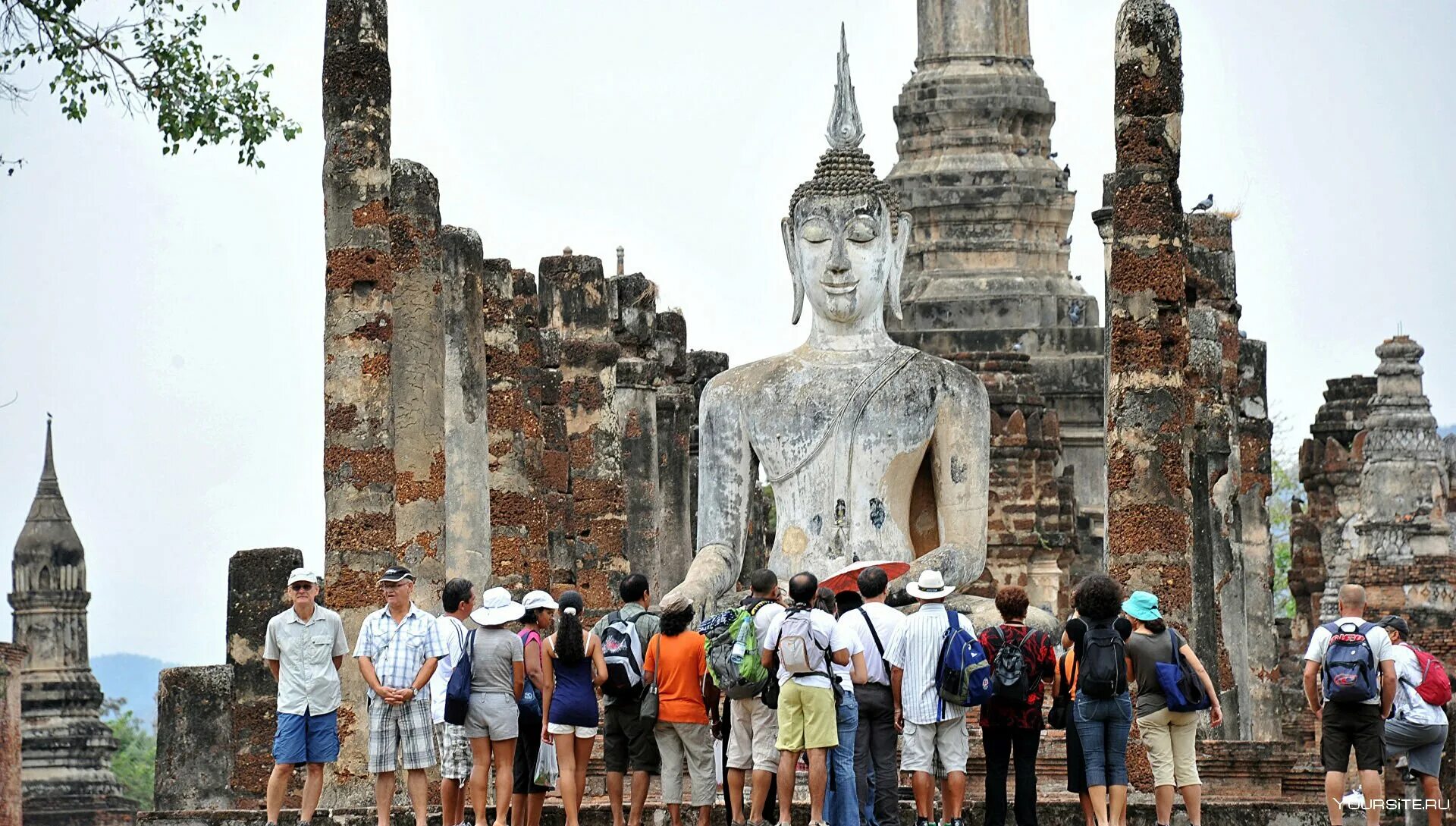 Cultural tourism. Руины храма ват Махатхат в Таиланде. Королевство Сукхотай Тайланде. Историко-культурный туризм. Религиозный туризм.