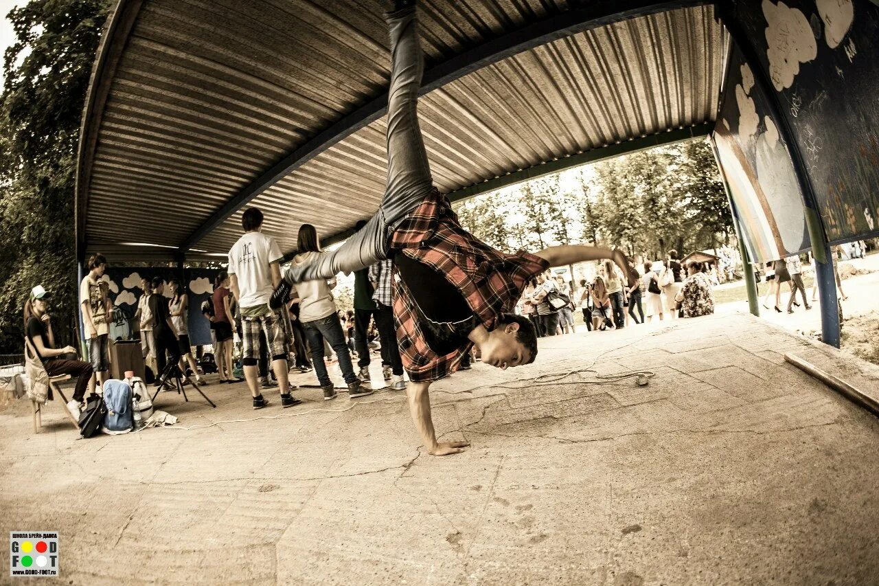 Мод на танцы летал. Танцы be good. танцуем good foot. женщина я не танцую. волосы в танце летают.