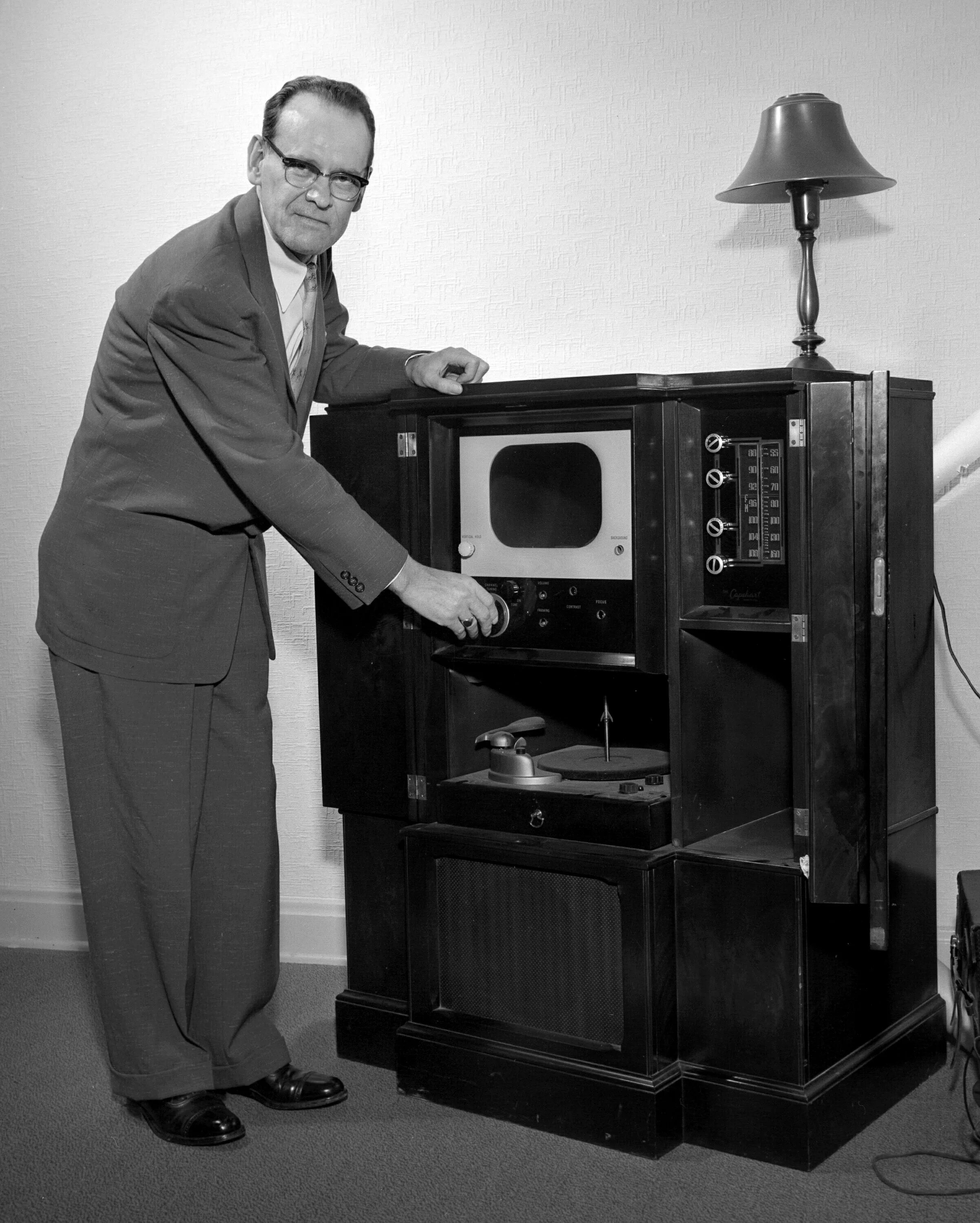 Какой был 1 телевизор. Фило Фарнсуорт. Philo Taylor Farnsworth. Фило Фарнсуорт изобретатель. Первый телевизор 1927 Тейлор.