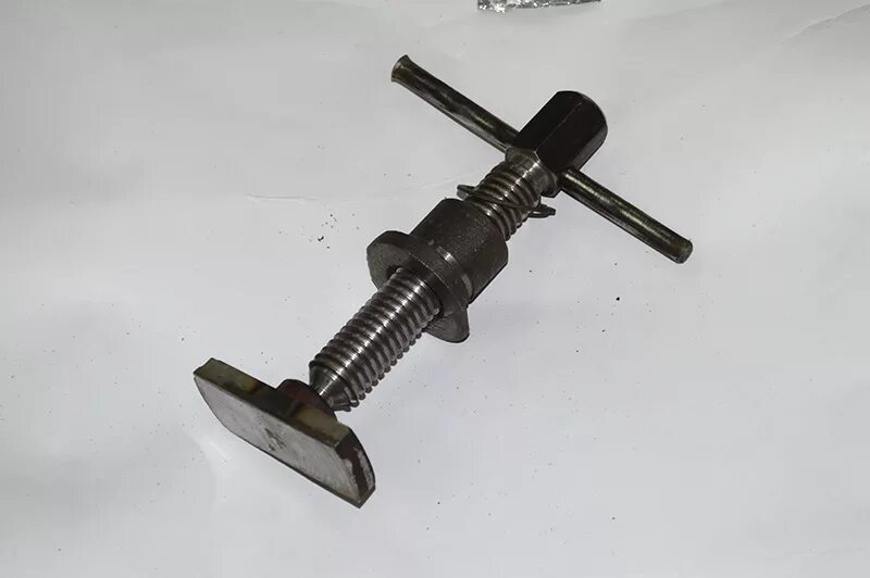 Винт для струбцины. Вайма столярная, powermatic sw02-1000. винт для верстачных тисков, d28 мм, 535390 мм. винт зажимной тсц-180 тиски слесарные. винты для столярных тисков трапецеидальная резьба.