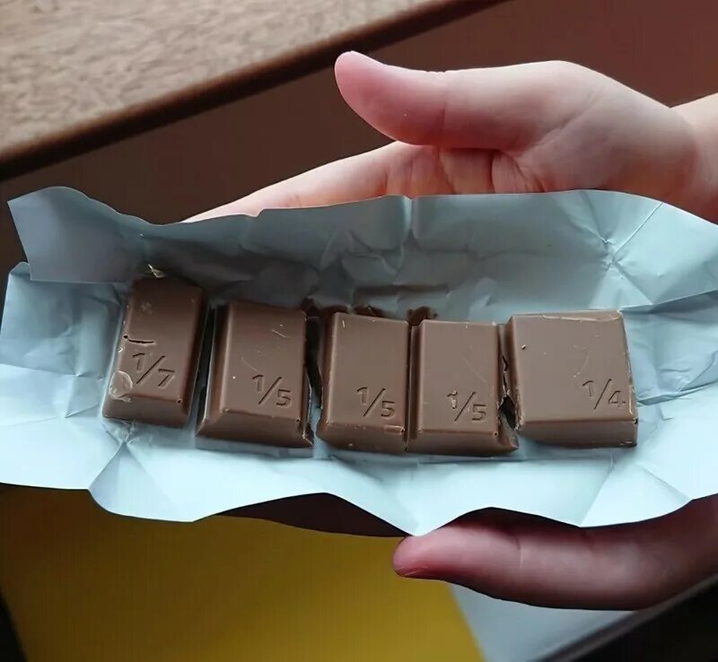 Три плитки шоколада. Плитка шоколада. Шоколадная плитка. Небольшие шоколадки. Одна плитка шоколада.