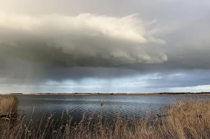 0 rain. Пасмурное озеро. Озеро Россия пасмурно. Ясно облачно пасмурно снег дождь гроза. Росгидромет Пермский край.