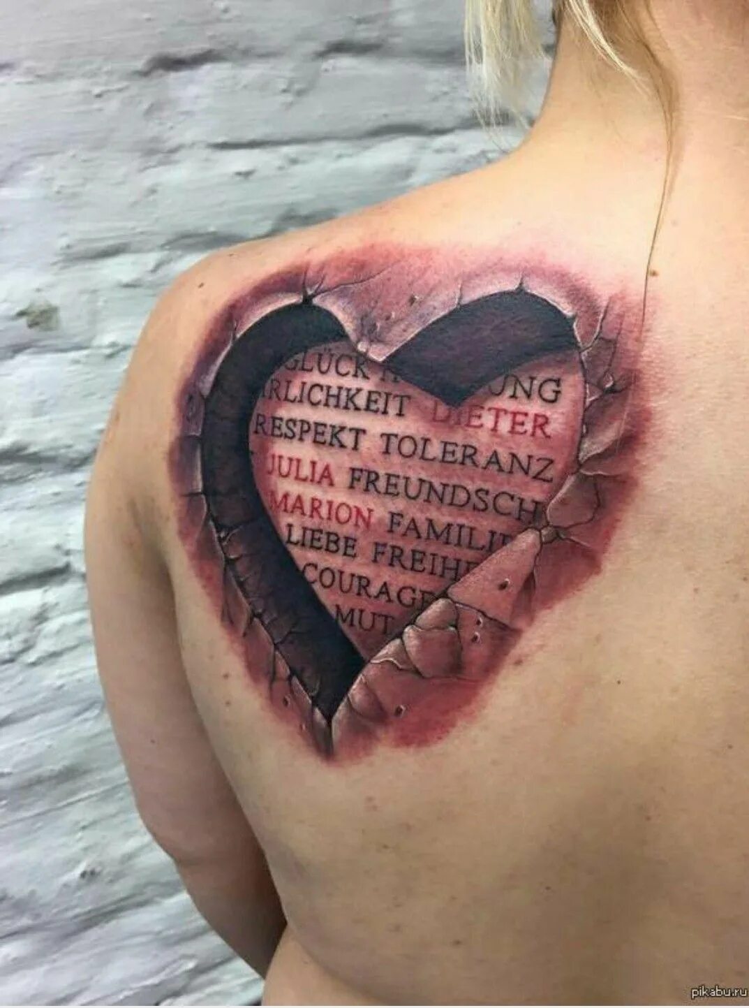 В груди сердце на спине. Тату сердце. Татуировка в виде сердечка. Тату сердце с надписью.