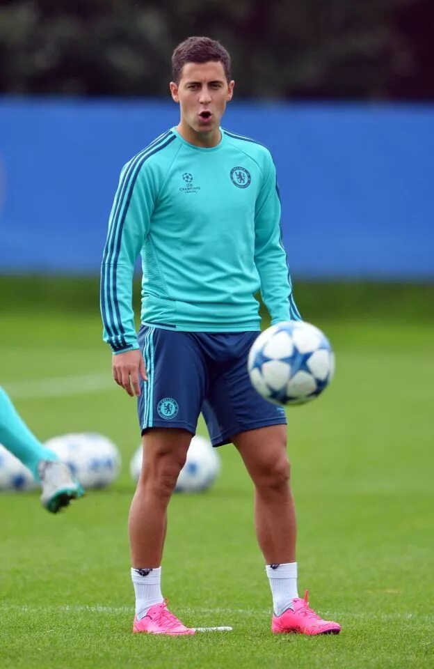 Парни футболисты. Gareth bale 11. Мальчик футболист. Михаил берснев. Парни футболисты.