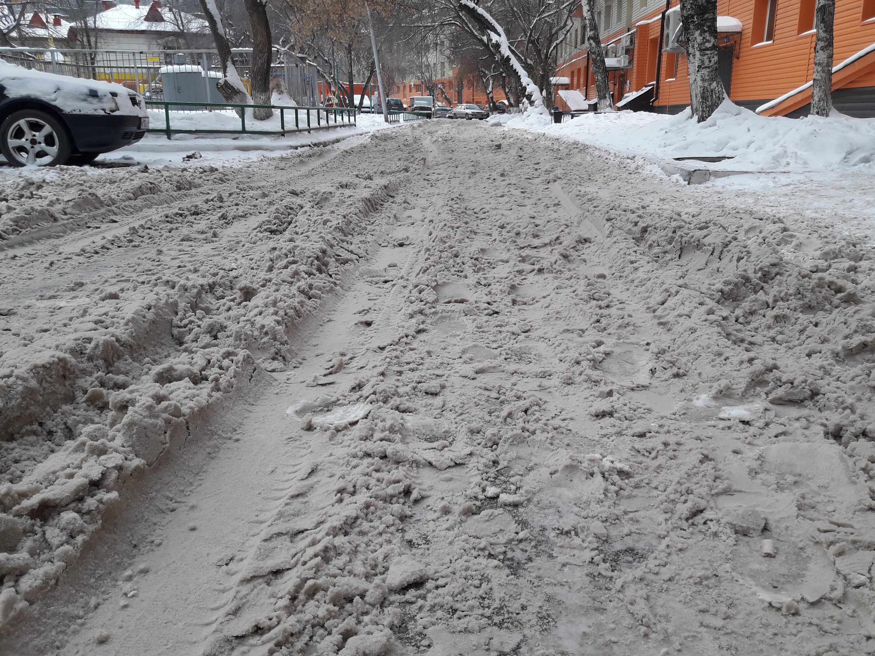 Снежная дорога во дворе. Неочищенные дороги от снега. Уборка снега во дворах. Неубранный снег во дворе.