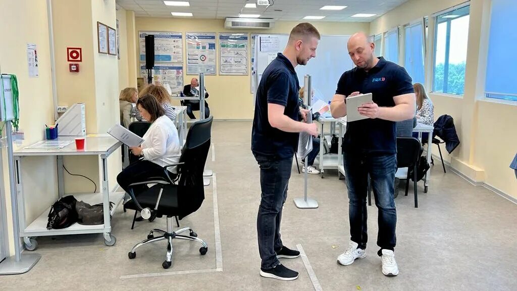 Сотрудники скд. Сотрудники скд. Сотрудники пенсионного фонда. Мужчина и женщина на складе. Тренинг на работе.