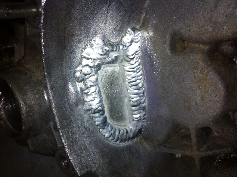 Аргонная сварка поддона картера. Сварка аргоном кпп газ 3302. Сварка картера аргоном. Сварка аргоном кпп газ 3302. Сварка коробки.