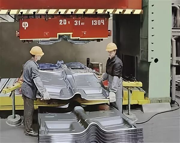 склад кузовных запчастей. матрица для штамповки кузовных деталей. лада веста кузовные детали. штампованные детали автомобиля.