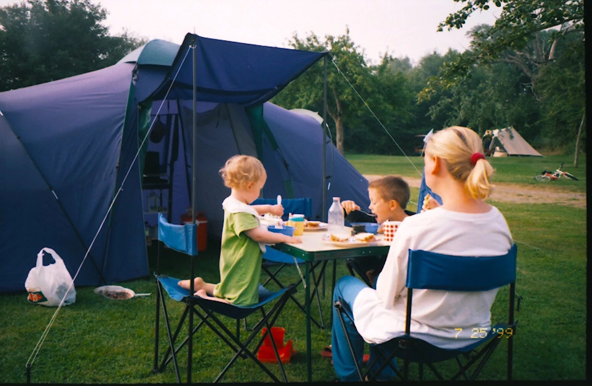 Кемпинг с семьей. Палаточный лагерь для семьи. Семья в палатке. Family with Kids Outdoor Camping. Go camping лагерь