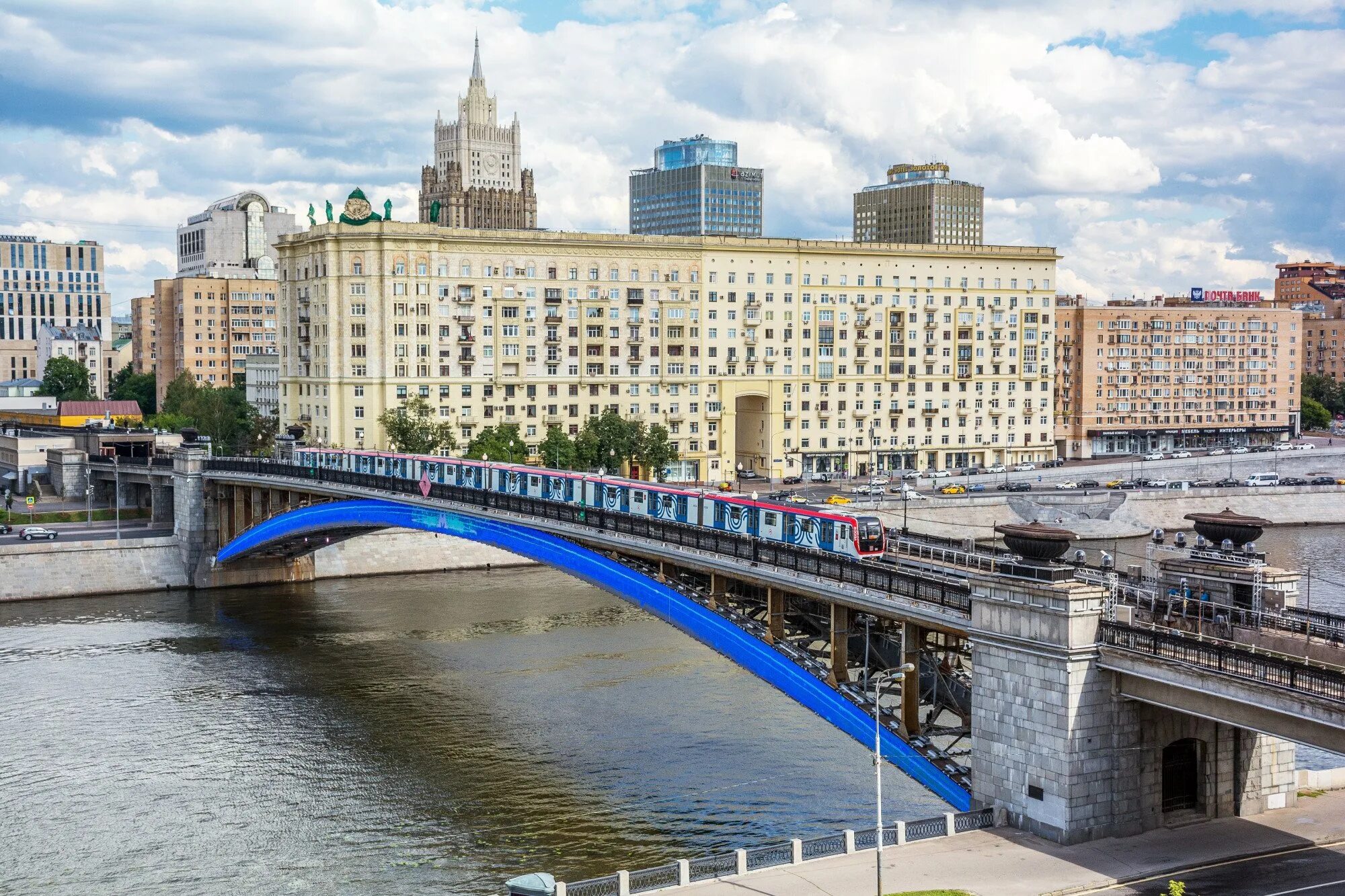 Дом мост в москве. Смоленская набережная метромост. смоленский метромост в москве. метромост киевская смоленская. смоленский метромост 2025.