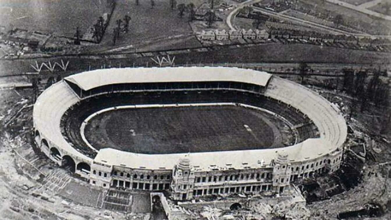 Стадион уэмбли старый. Стадион Уэмбли 1923 год. Эмпайр Стэдиум Уэмбли. Стадион Уэмбли 2023. Wembley Stadium in 1966.
