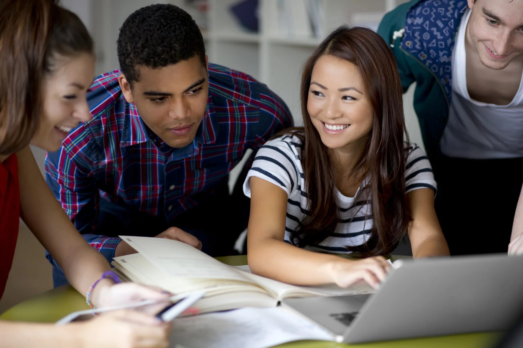 Student is try. Студенты. Счастливые студенты. Студенты колледжа. Студент картинка.