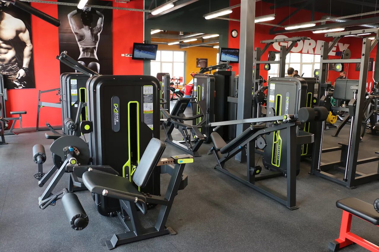 Savage спортзал ташкент. Спортзал эстетика. Фитнес клуб savage. Savage старая купавна. Тренажерный зал старая купавна.