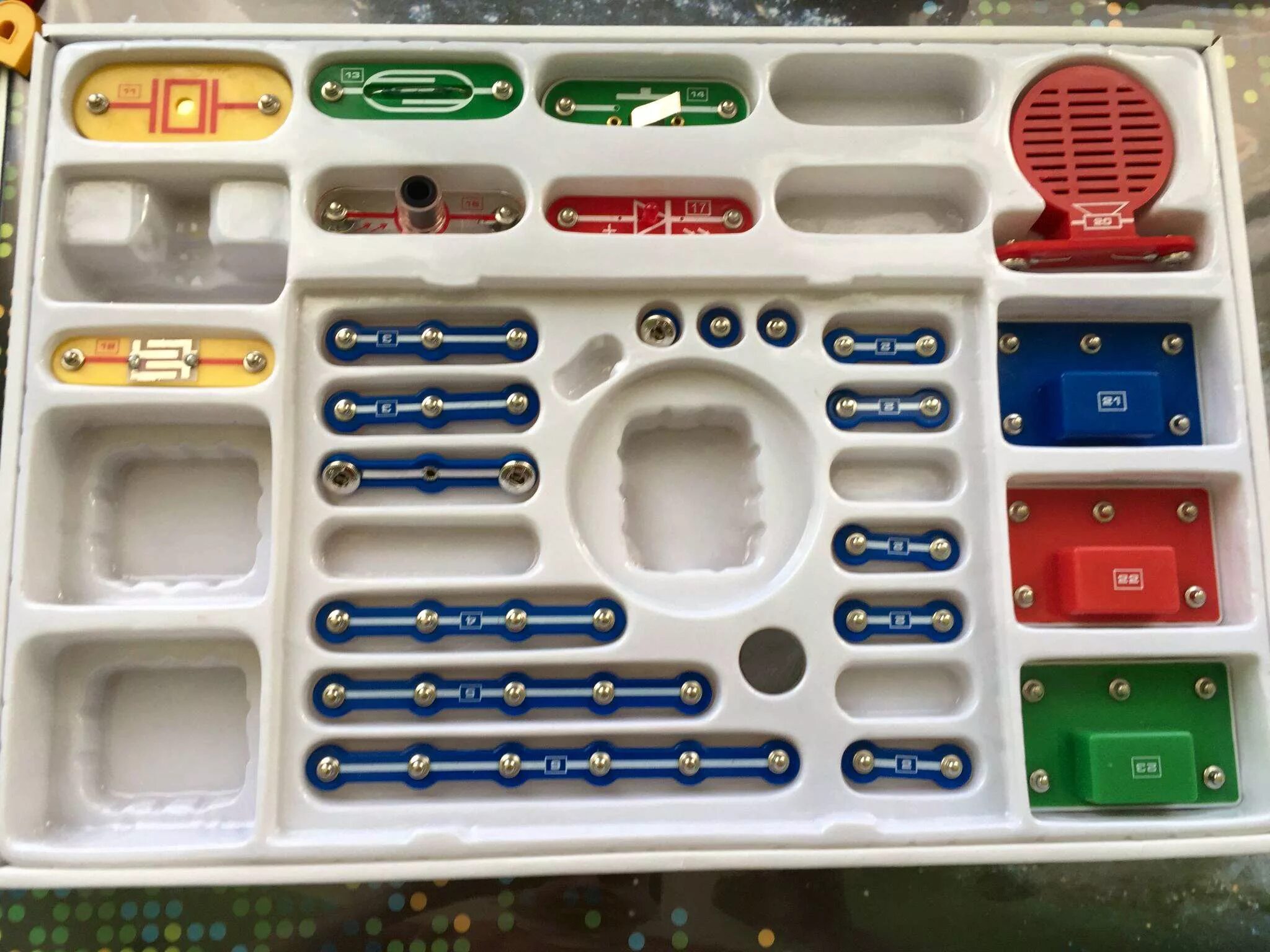 Электронный конструктор знаток 70085. Радиоконструктор знаток 180 схем. Электронный конструктор знаток для arduino basic. Электронный конструктор для взрослых. Радиоконструктор знаток 180 схем.