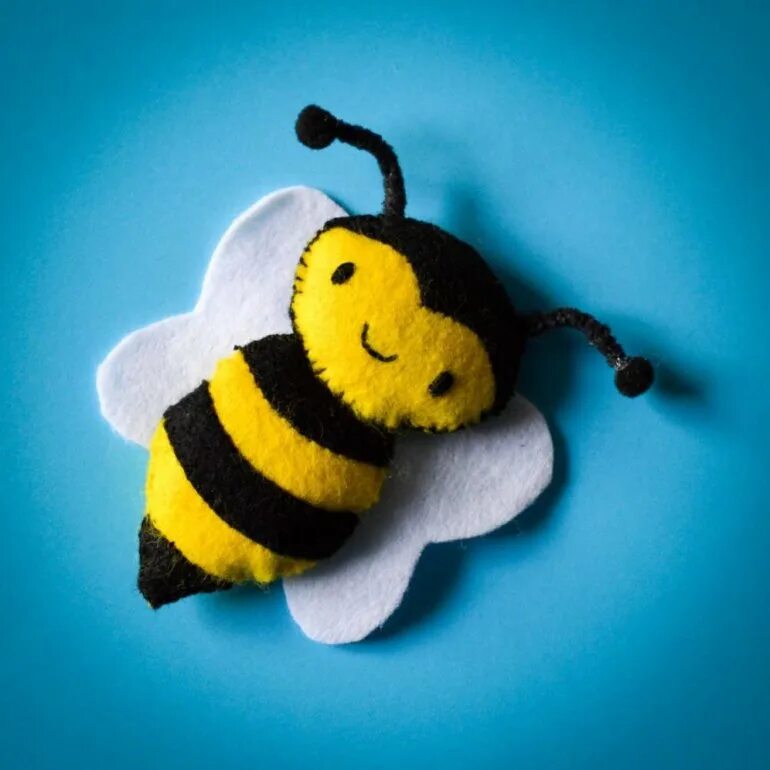 Сделать пчелу своими руками. Пчела из фетра. Пчела из Войлока. Игрушки из фетра пчела. Сшить пчелу.