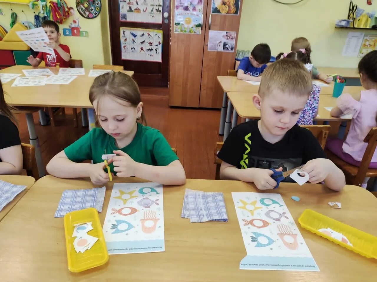 занятие по аппликации для подготовительной группы по теме школа. нод по рисованию заюшкина избушка. ребята сделали аппликацию. ребята сделали аппликацию. дошкольники делают аппликацию.