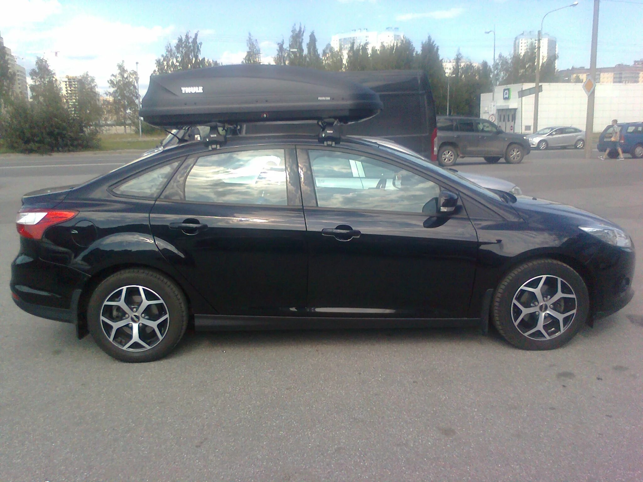 Купить багажник на форд фокус 2. Thule Pacific 200 Ford Focus 2 Hatchback. Thule Pacific 700 на Ford Focus 2 седан. Автомобильный бокс Thule Pacific 200 DS черный. Бокс на крышу Форд фокус 3 седан.