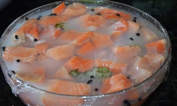 Рыба горбуша соленая. Семга соленая в рассоле. Как вкусно посолить горбушу. Рыба горбуша соленая. Горбуша соленая в домашних.