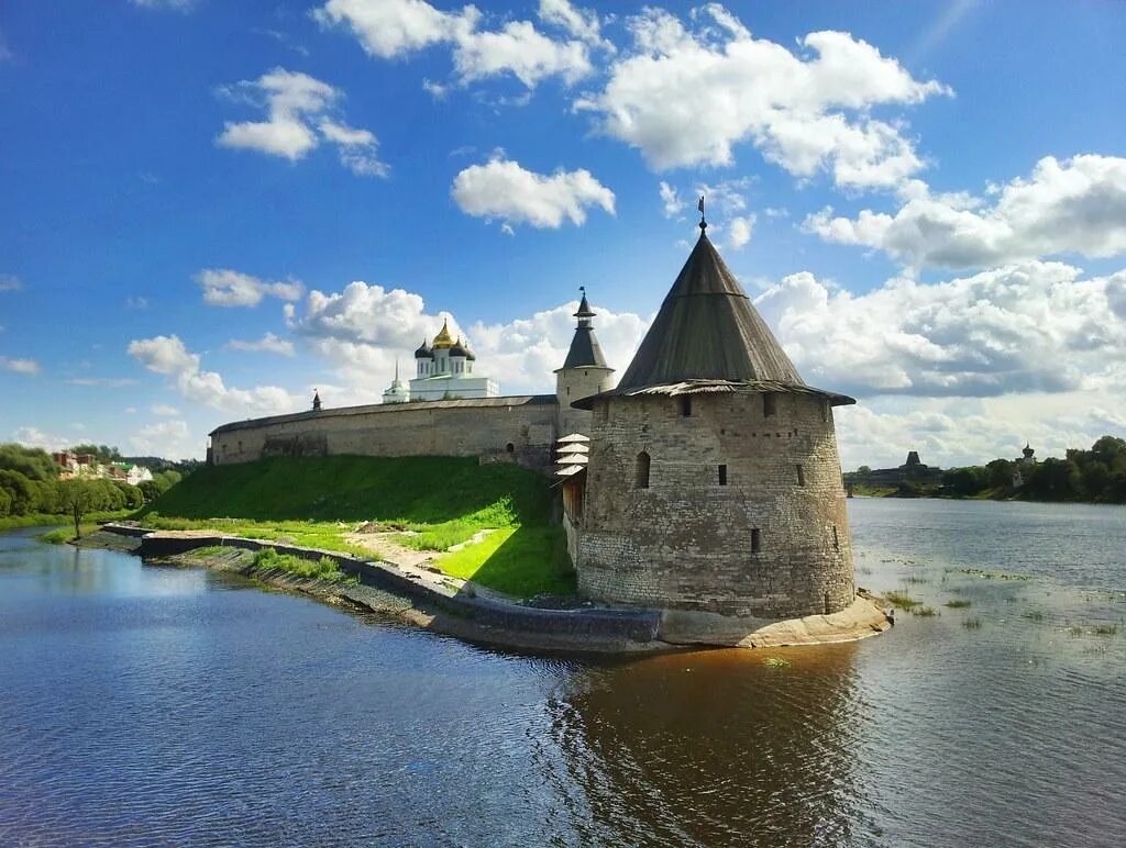 Псковская крепость кром. Псковский Кремль. Весенний Псковский Кремль. Псковский Кремль вся граница.