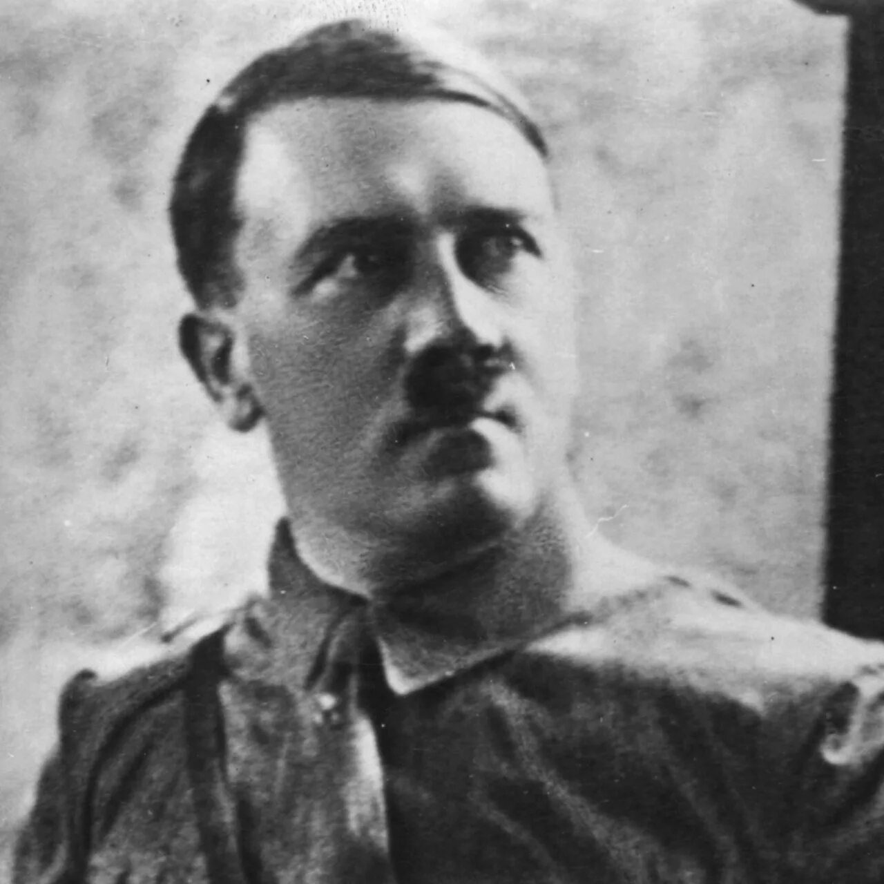 Гитлер в молодости фото File:Adolf Hitler as a  Wikipedia