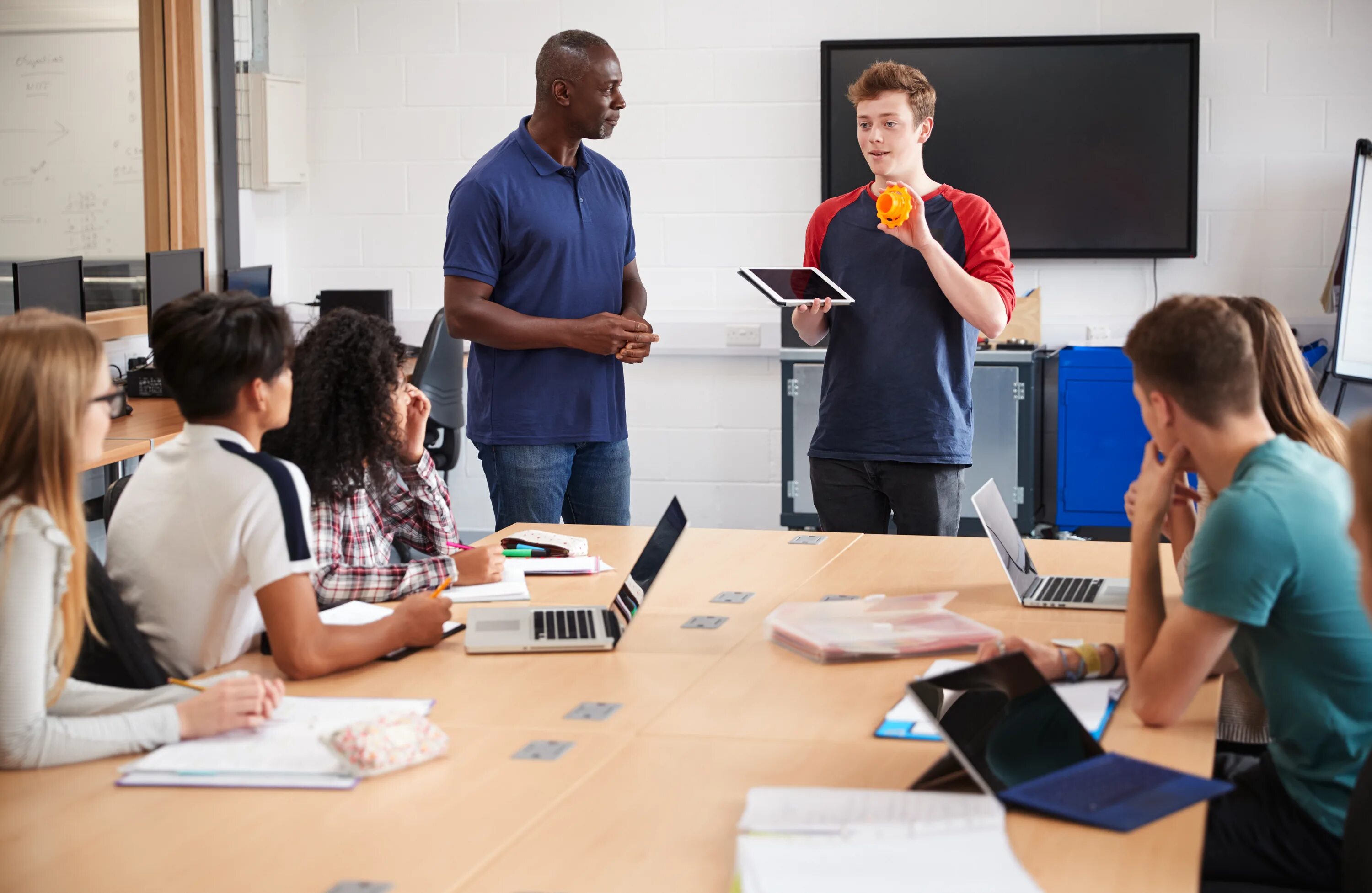 The teacher made the pupils. Класс в колледже. Колледж Сток. Студент делает презентацию. Картинка making a presentation.