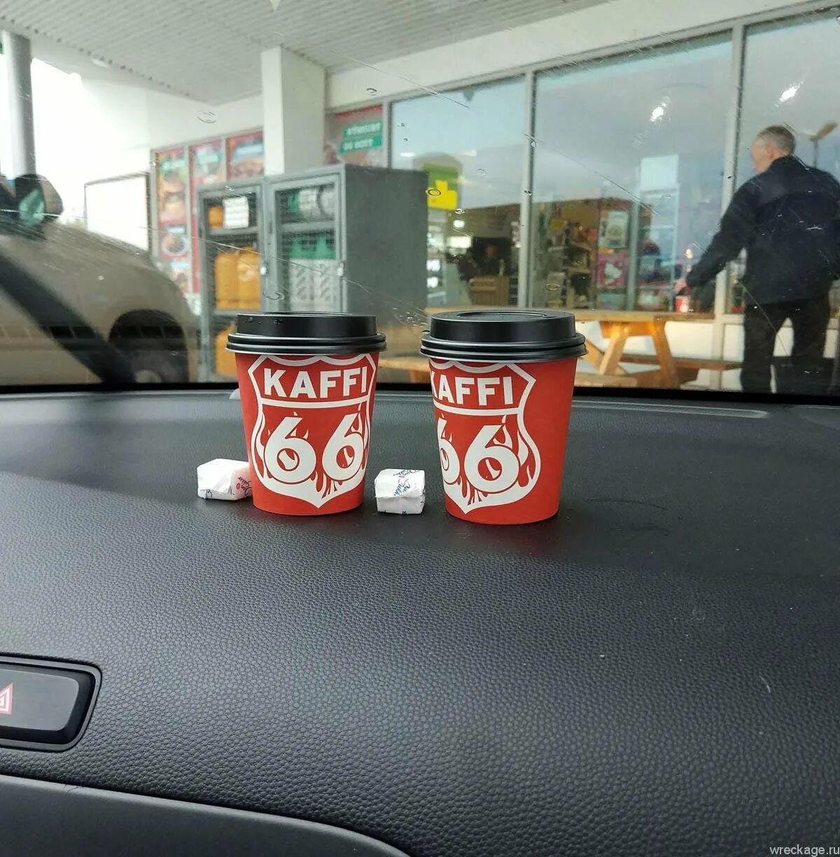 Кофе в машине ночью. Два кофе в машине. Кофе в машине ночью. Стаканчик кофе в машине. Стаканчик кофе в машине.