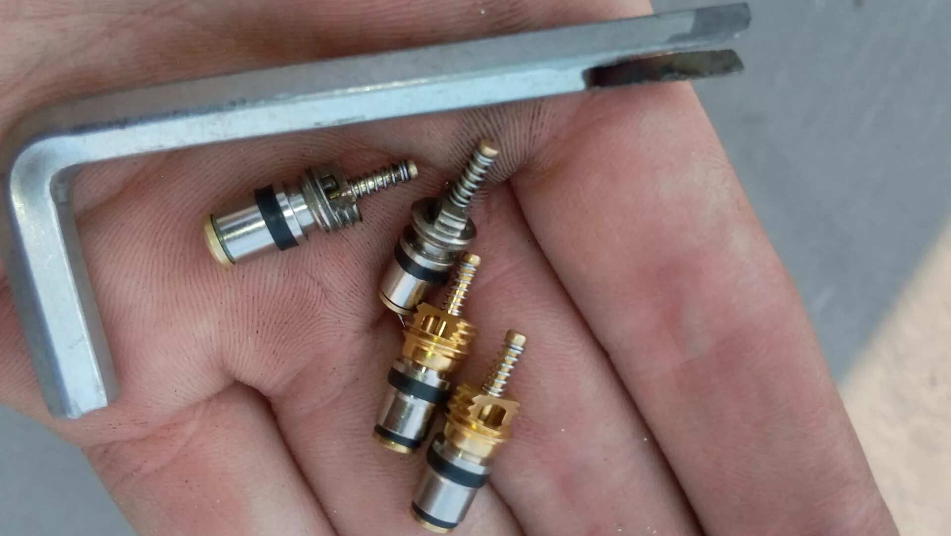 Замена ниппеля на колесе. Нипель колесный на диск 22606553. Выкрутить ниппель. Ниппель 2110. Инструмент ниппель камера.