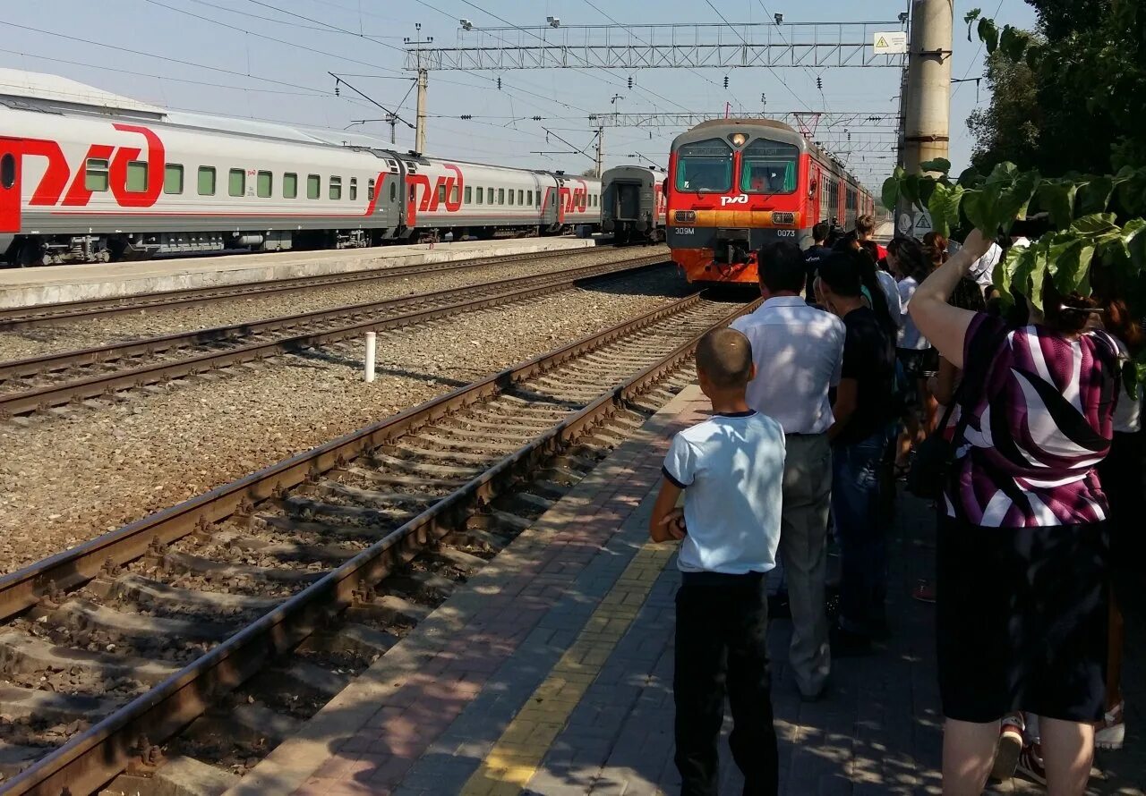 Пригородный Астрахань. Вид поезда летом Астраханский. Поезд с арбузами. В Астраханской области увеличено движение пригородного поезда. Можно несовершеннолетним ездить на поезде