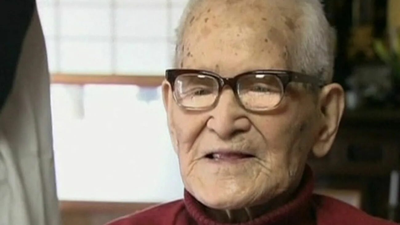 Умер самый старый мужчина в мире. Дзироэмон Кимура 116 лет. Дзироэмон Кимура - прожил 116 лет. Долгожитель в Японии Дзироэмон. Самый старый человек в мире.