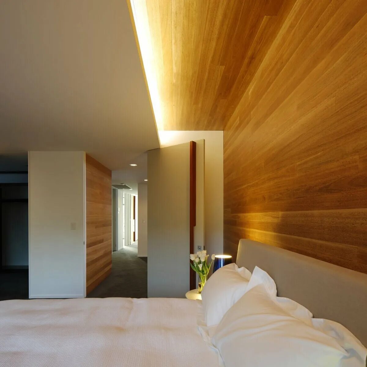 Проектирование света теплый свет. Деревянный потолок в спальне. Деревянный потолок с подсветкой. Освещение в спальне. Освещение на деревянном потолке.