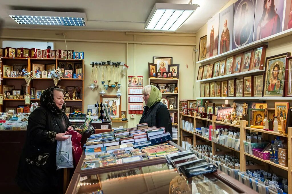 Православный магазин книги купить. Донской монастырь Лавка церковная. Донской монастырь Иконная Лавка. Церковная Лавка магазин Москва. Церковная Лавка в церкви.