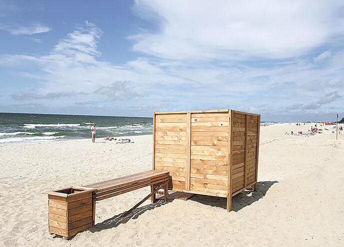 Пляж раздевалка фото Бабы переодеваются в пляжных кабинках фото