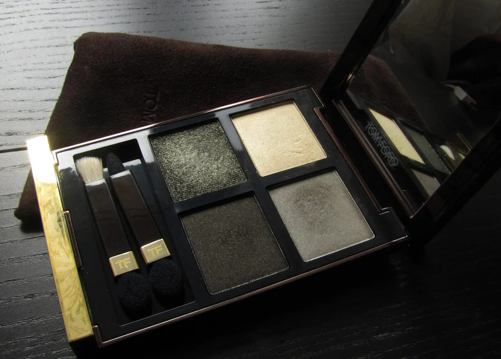 Купить тени тома форда. Tom Ford Eye Color Quad свотчи. Tom Ford тени. Том Форд тени лимитка. Tom Ford 08 тени.