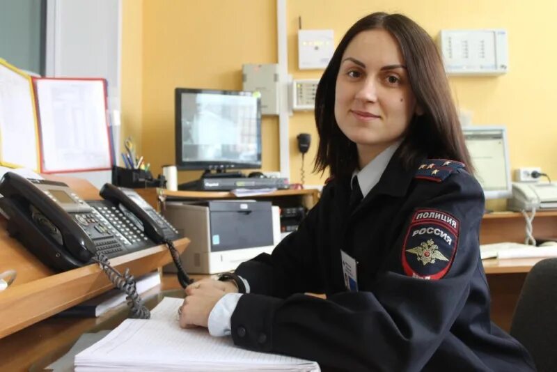 Капитан полиции москвы. Женщина Капитан полиции. Девушка Капитан полиции. Женщина полицейский в кабинете.
