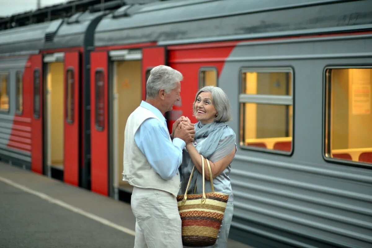 Ржд скидка пенсионерам 60 лет 2024. Пенсионеры в электричке. Пенсионеры в поезде. Пожилые в поезде. Пенсионеры в купе.