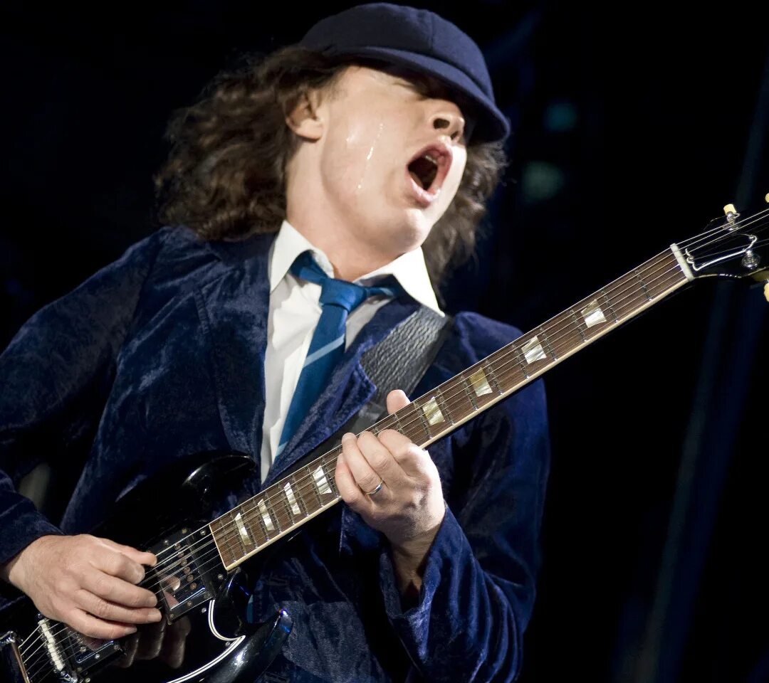 Гитарист AC DC Ангус. Angus young AC/DC. Angus young Guitar. Angus young lead Guitar AC/DC.