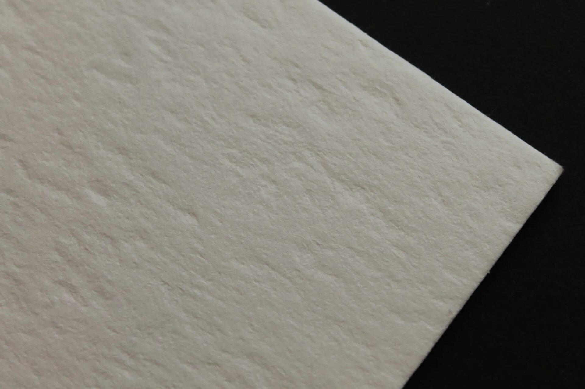 Фактурный картон. Ивобель сатин. белая шершавая бумага. дизайнерский картон белый. шершавая бумага для визиток.