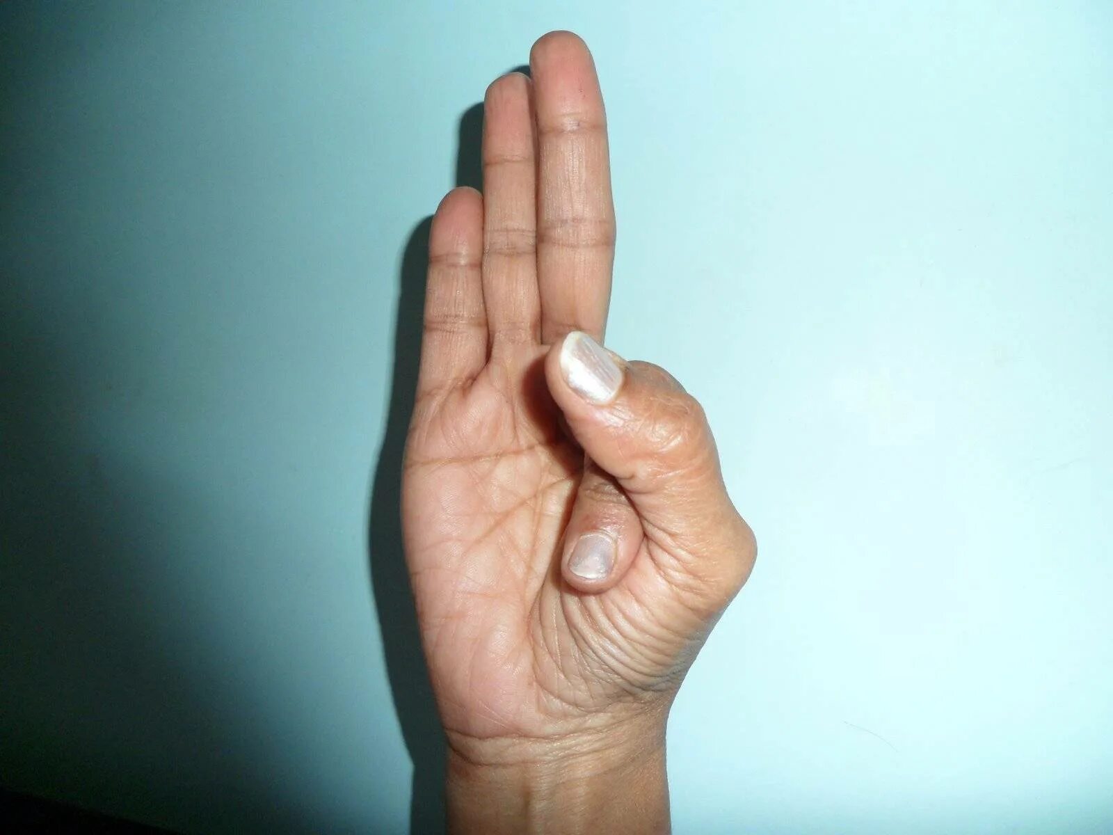 Плохие жесты пальцами. Манящий жест указательным пальцем. Чин (chin mudra). На сгибе указательного пальца. Согнутый указательный палец.
