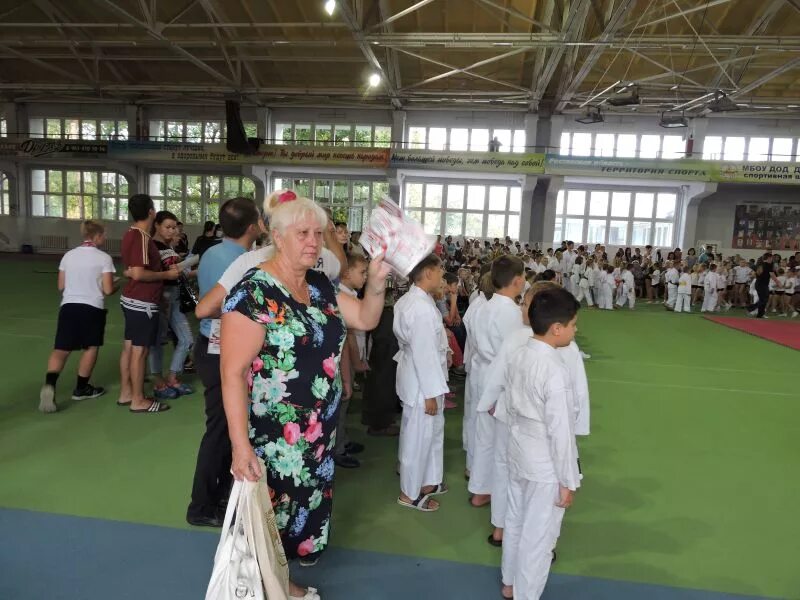 Спортивная школа 5 шахты. Легкоатлетический манеж Шахты. Спортивная школа Шахты Звездная.