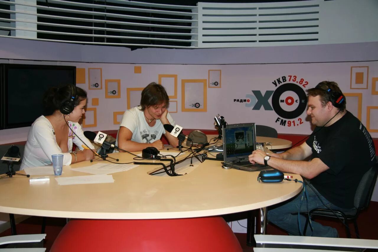 Венедиктов леся. Студия радио эхо москвы. Офис журналистов. Редакция расположить. Рабочее место журналиста.