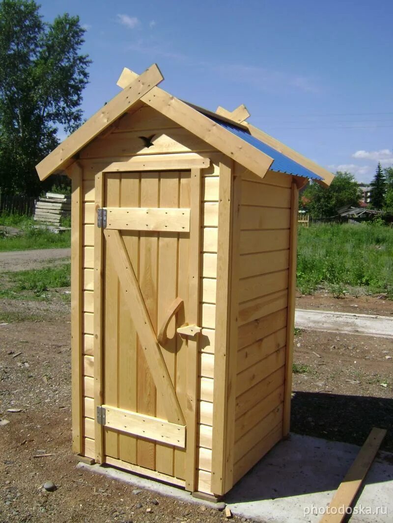 Уличный туалет своими руками из дерева. Деревянный туалет. Туалет дачный. Уличный туалет. Туалет деревянный для дачи.