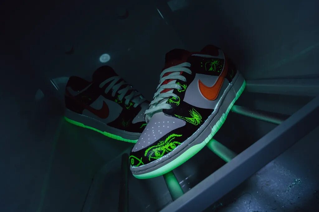 Монстр светящийся в темноте. Nike sb dunk halloween 2025. nike dunk low halloween 2025. nike dunk светятся в темноте. найк данк хэллоуин 2019 в темноте.