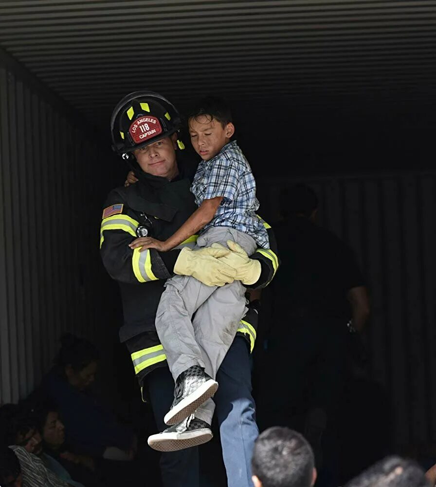 911 служба спасения сериал афина грант. 911 служба спасения ребенок. 911 служба спасения/9-1-1. 911 служба спасения ребенок. Сериал про спасателей 911.