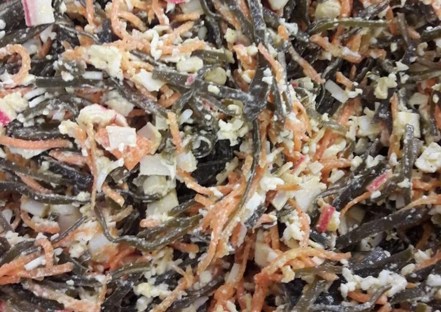Морской салат с морковкой. Морская капуста и морковча. морская капуста с морковью. морская капуста с корейской морковью. корейская морковка с морской капустой.