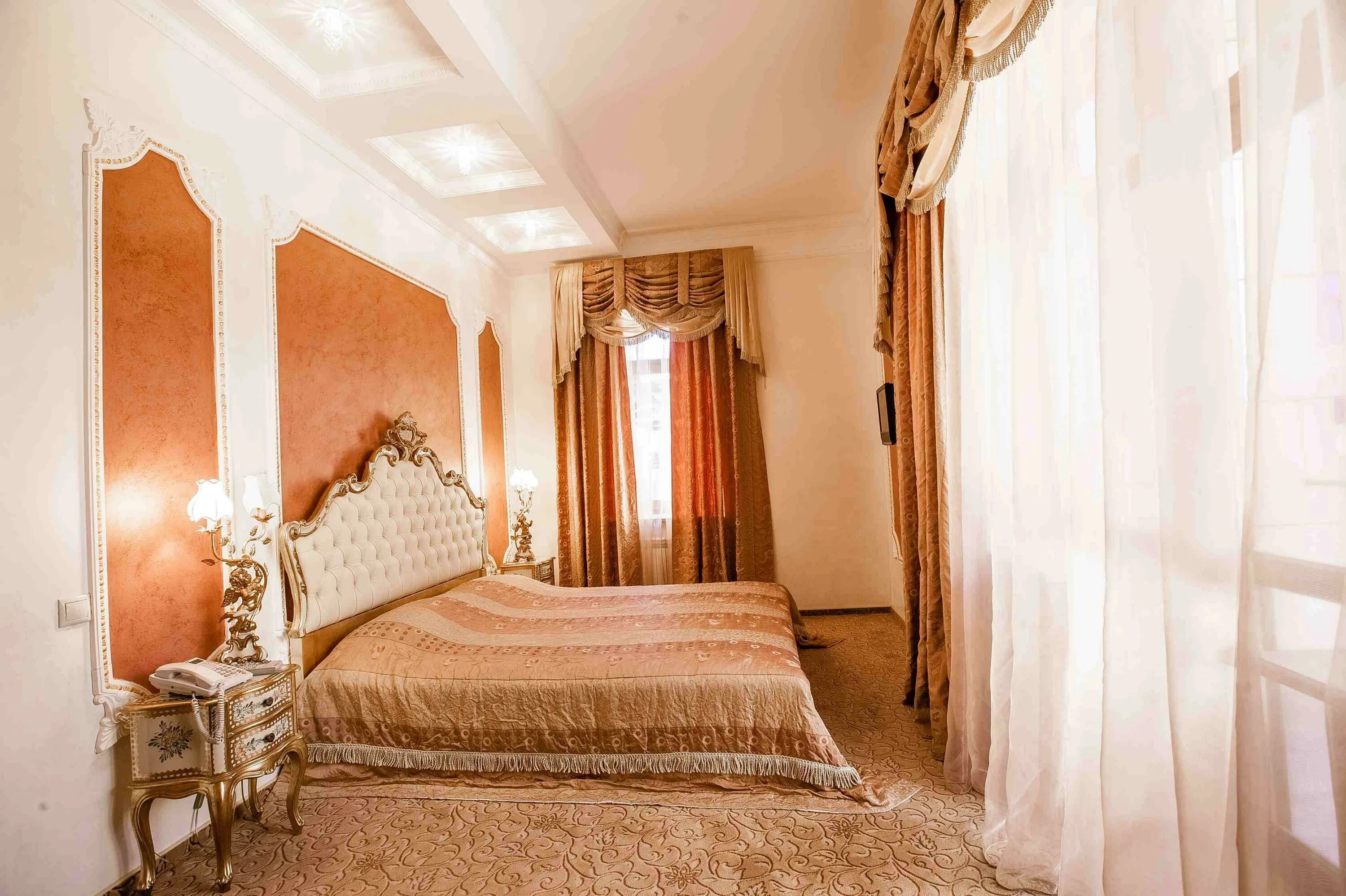 Отель домбай палас. Домбай пэлас домбай. Гостиница бостон домбай номера. Домбай пэлас. Украшение свадебного номера в гостинице.