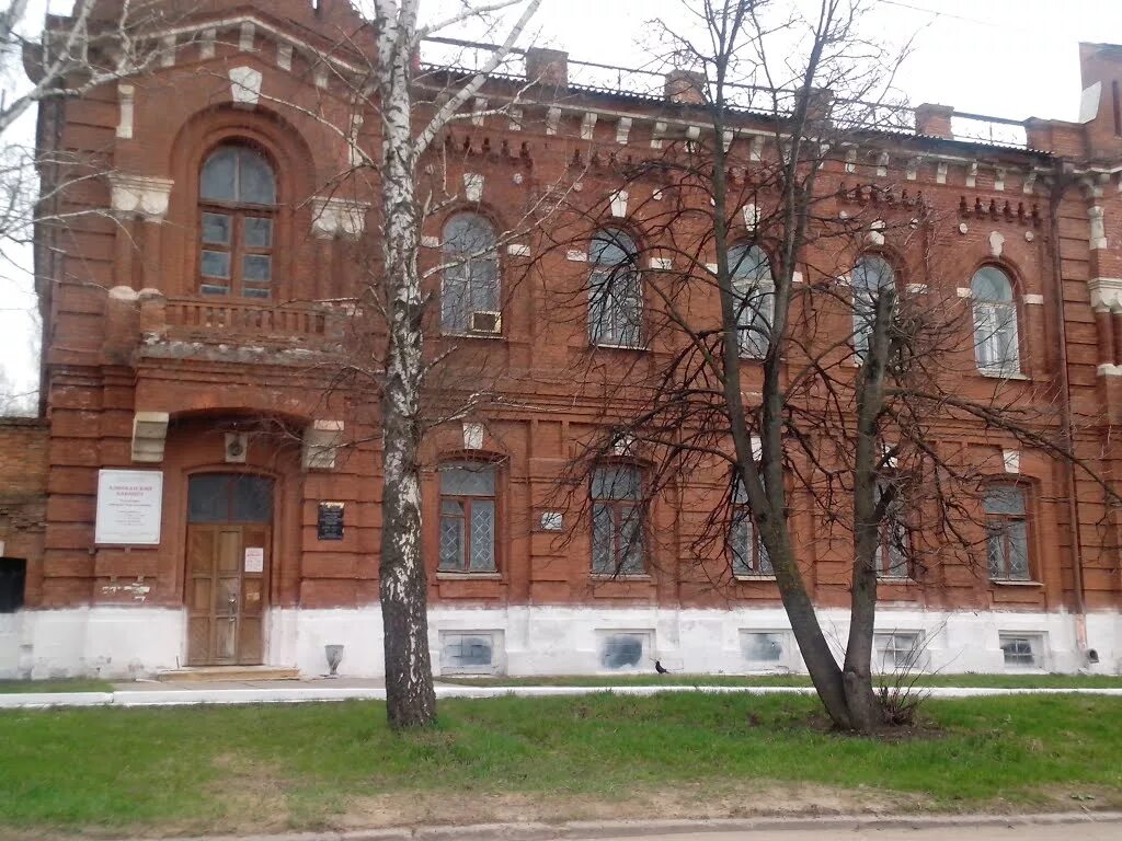 Дом в плавске тульской области. Дом купца Сазонова в Плавске. Больница князей Гагариных Плавск. Купец Сазонов Плавск. Плавск дворец князей Гагариных.